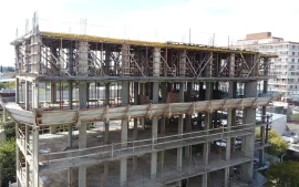 Edificio en construcción en la esquina de Estrada y Mitre