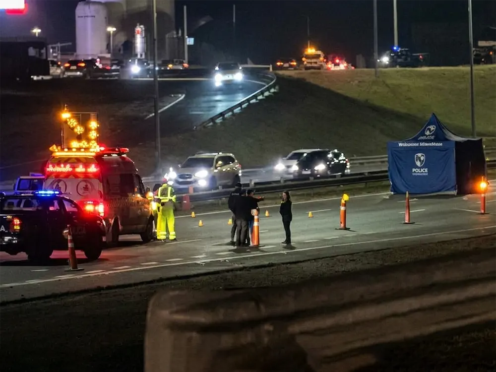 Efectivos y personal de emergencias en el lugar del accidente donde falleci&oacute; Benjam&iacute;n D&iacute;az.