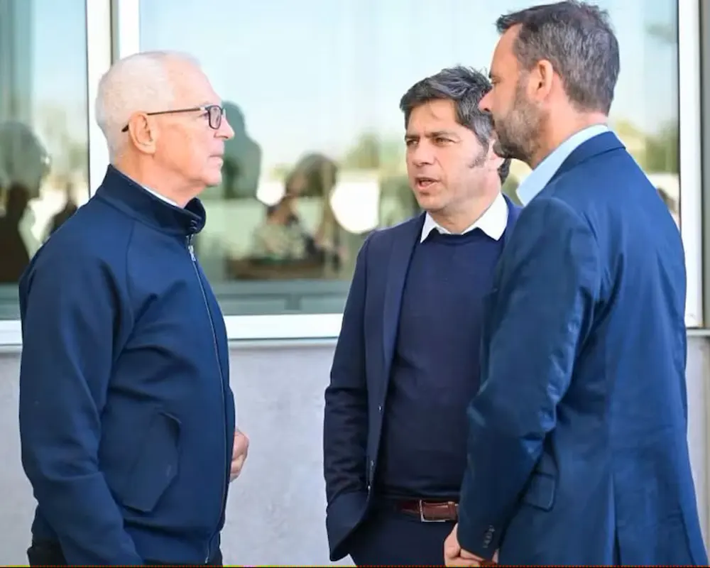 Eduardo Costantini justo a Axel Kicillof y Ariel Sujarchuk.