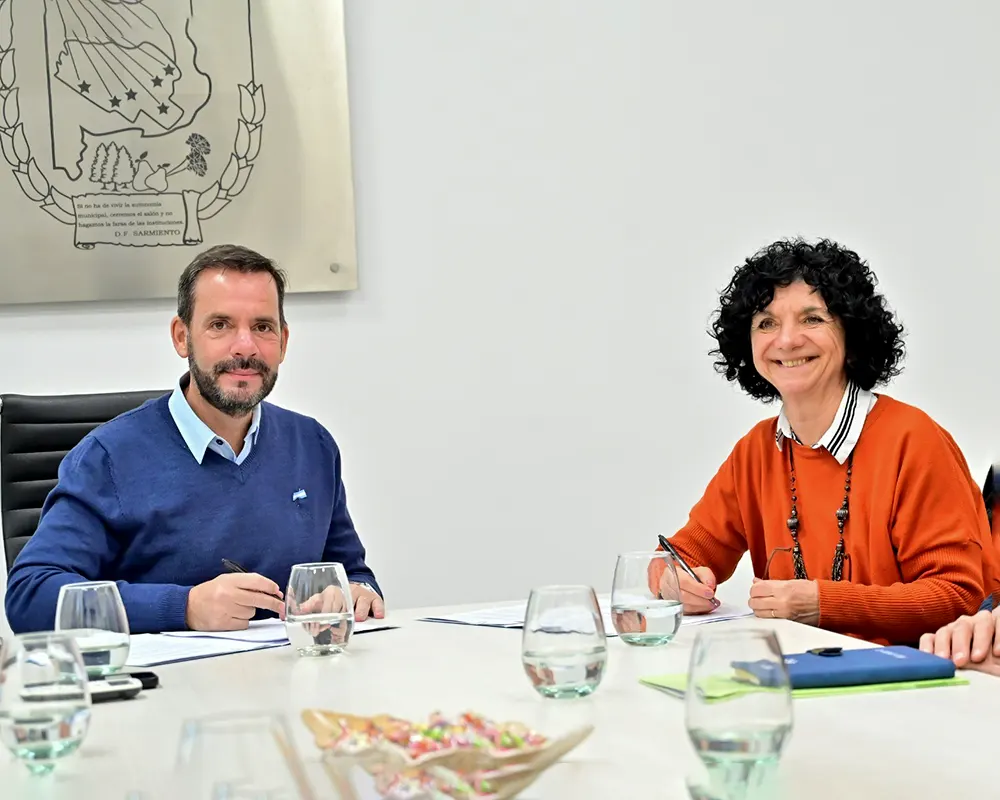 La decana Adriana Rodr&iacute;guez y el intendente Ariel Sujarchuk en la firma del convenio