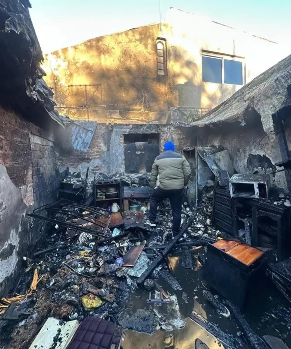 Las llamas destruyeron por completo la vivienda y dejaron p&eacute;rdidas materiales totales