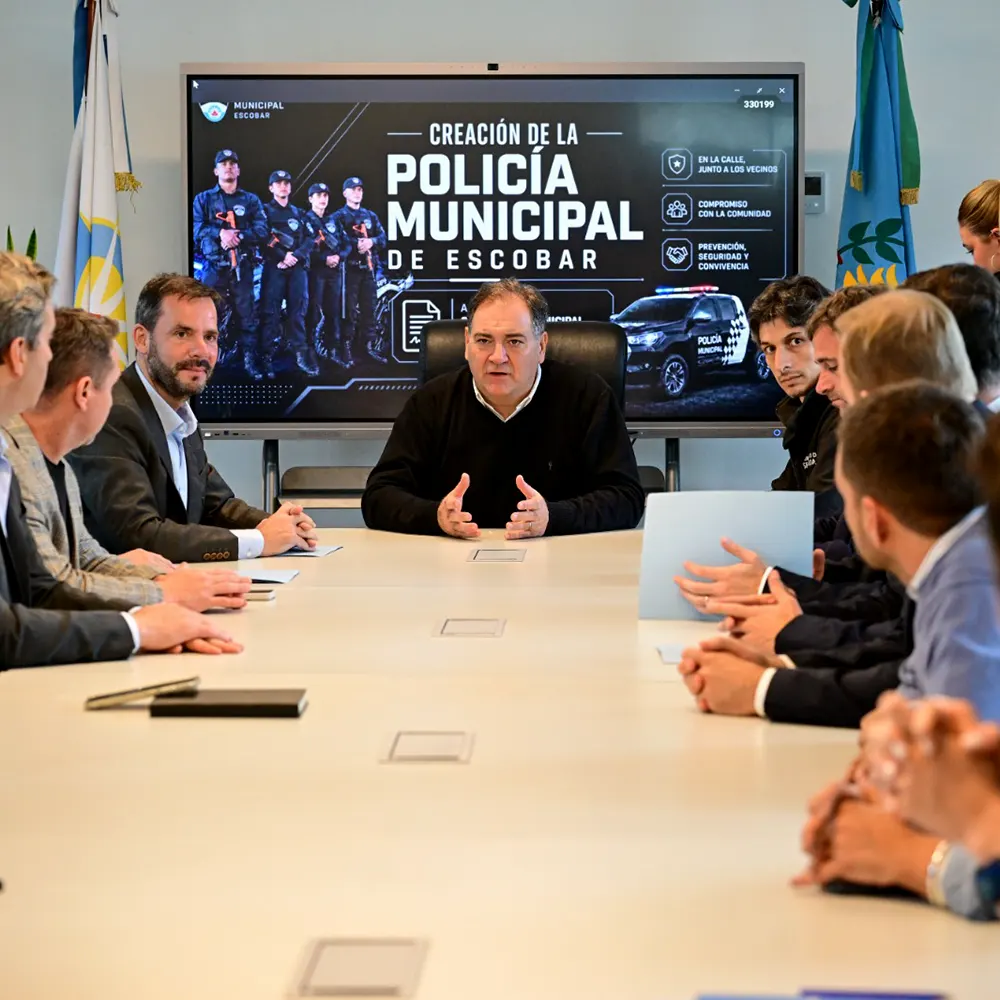 El ministro de Seguridad bonaerense, Javier Alonso junto con los intendentes.