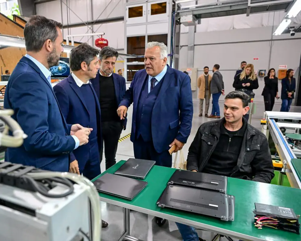 Kicilof y el intendente durante su recorrido por la empresa Pixar.