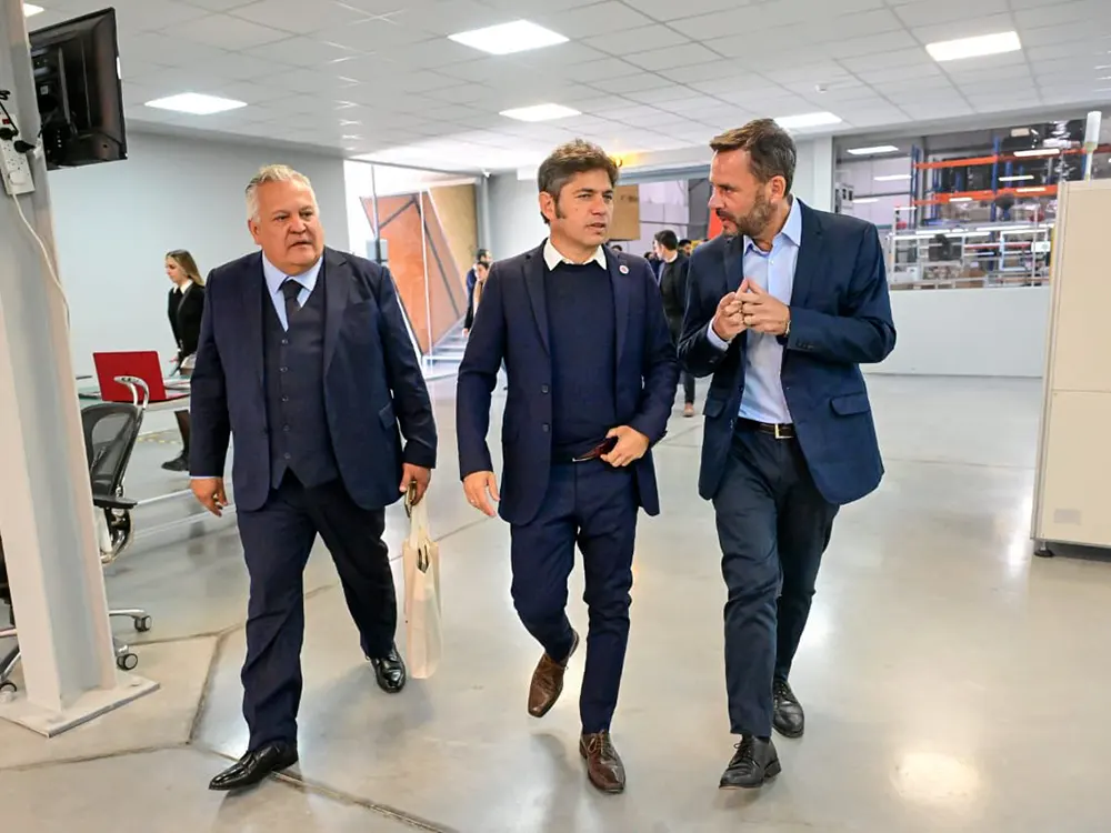 Kicillof y Sujarchuk junto al presidente de Pixart, Gabriel Ortiz.