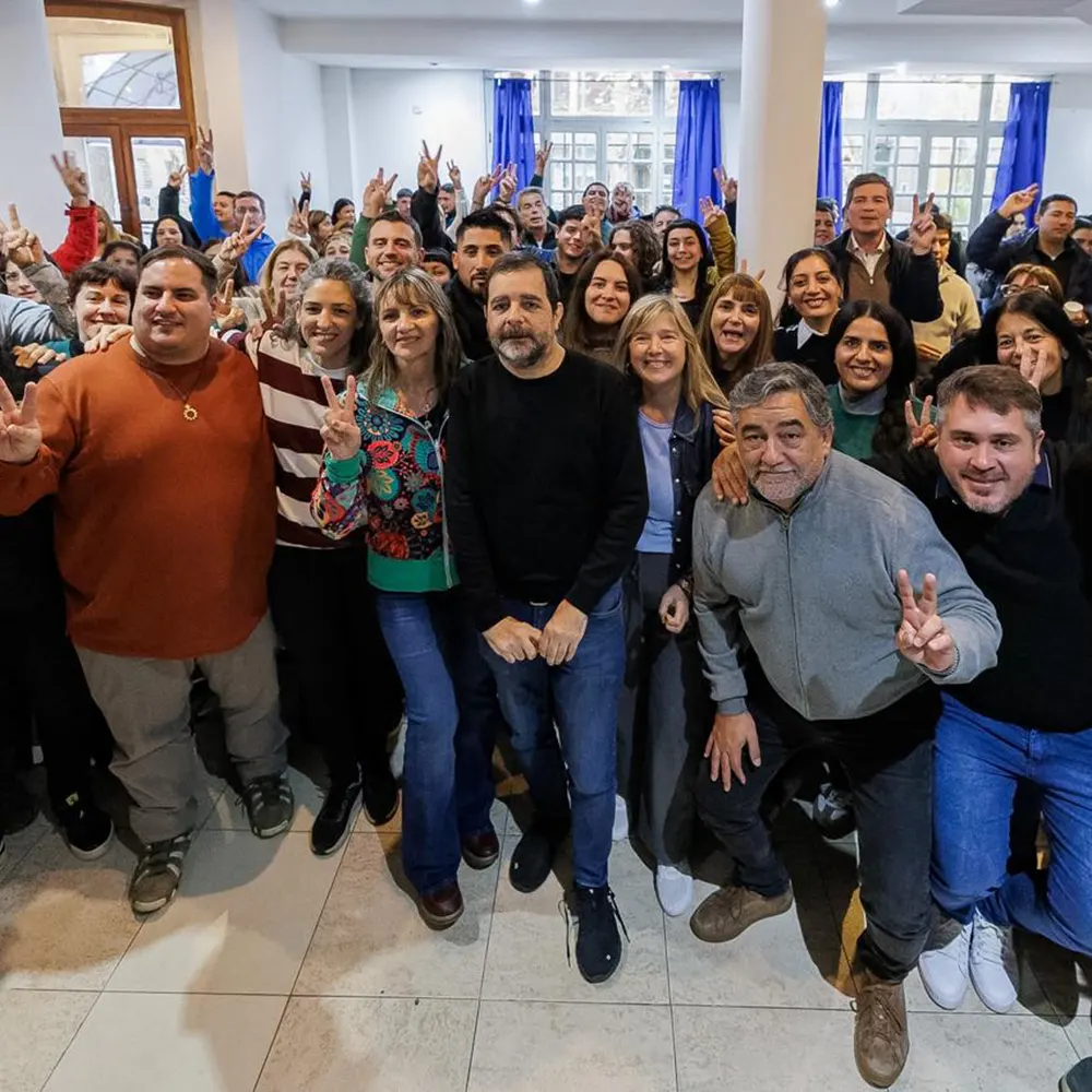 Dirigentes y militantes al t&eacute;rmino del plenario junto a Cristina &Aacute;lvarez Rodr&iacute;iguez