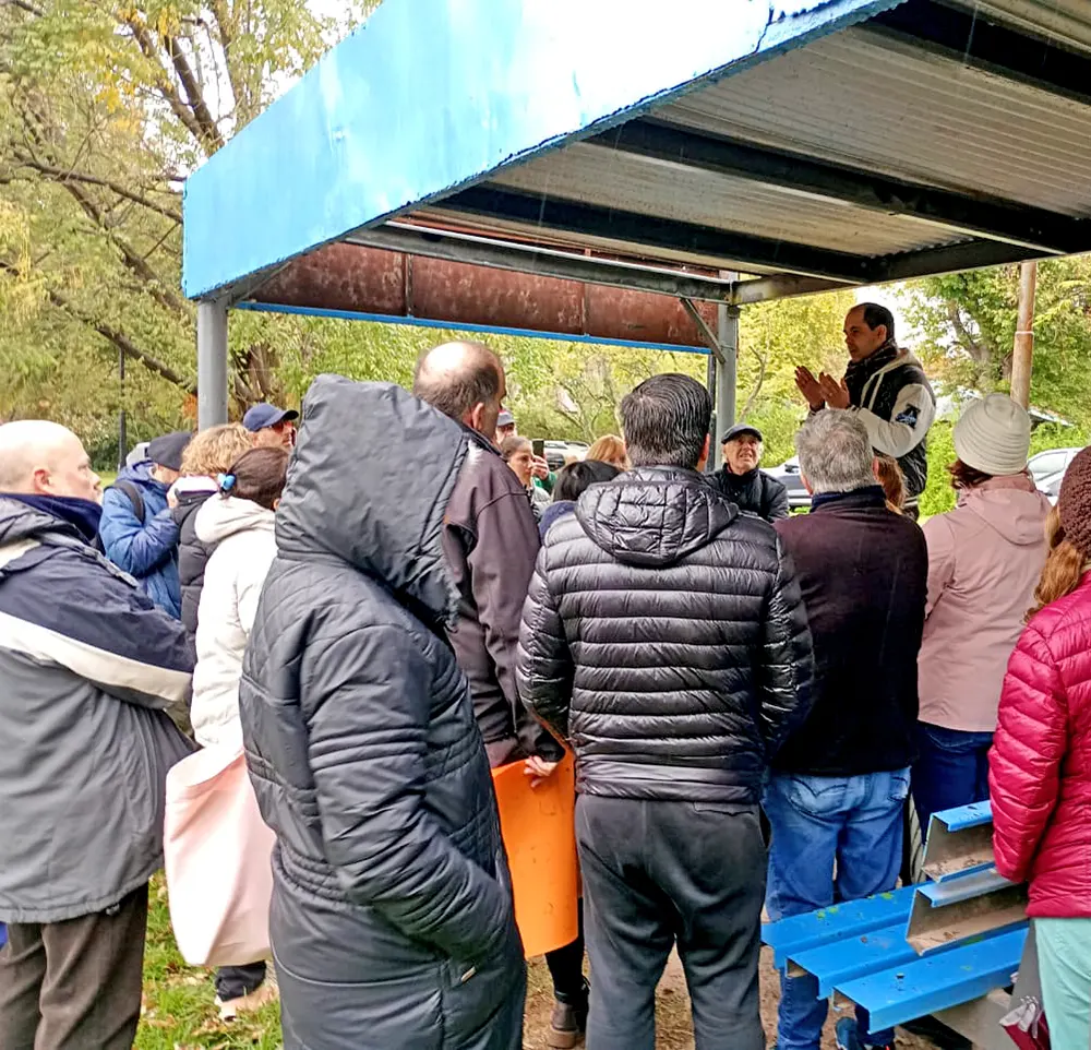 Vecinos de El Cazador escuchando a un funcionario municipal