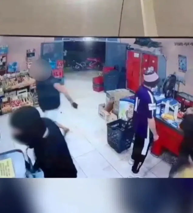 dos ladrones armados durante el asalto al supermercado, captado por las c&aacute;maras de seguridad
