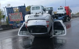 Un auto volcó en la autopista tras ser golpeado por la rueda de un camión