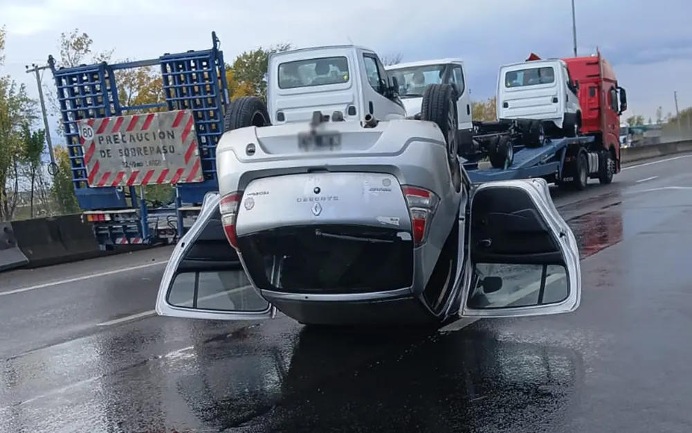 Un auto volcó en la autopista tras ser golpeado por la rueda de un camión