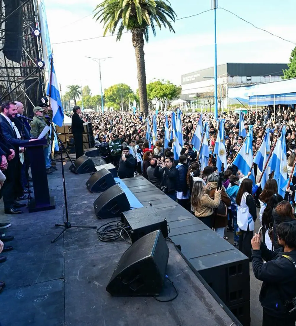 Autoridades en el escenario y abanderados en el boulevard