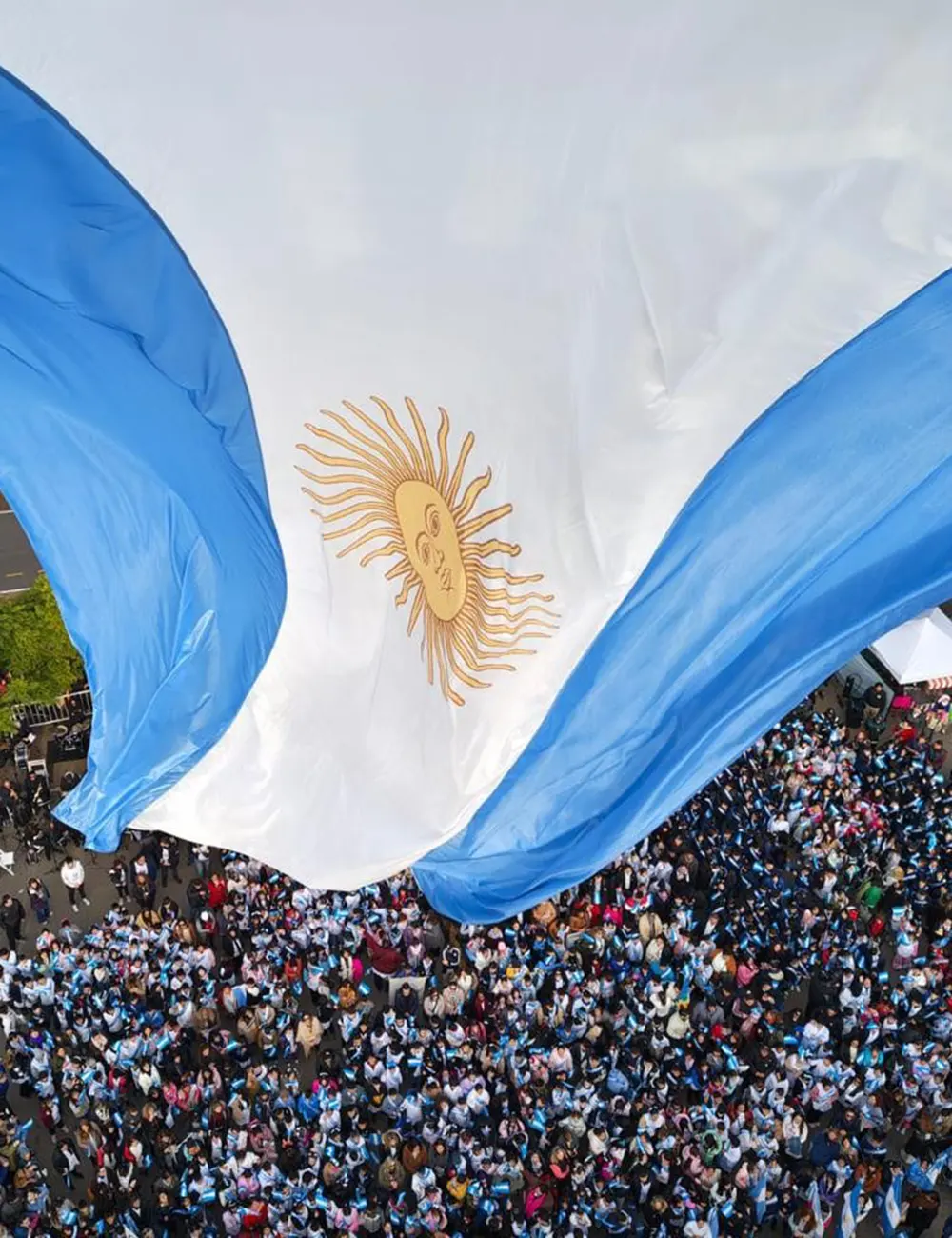 Una inmensa bandera argentina colgando sobre el boulevard