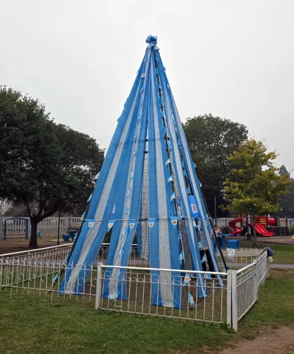 El árbol de la estación de Garín con los colores patrios.
