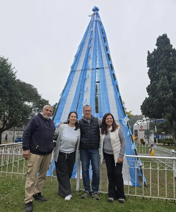 Vecinos de garin armaron una estructura parecida a un arbol con colores patrios