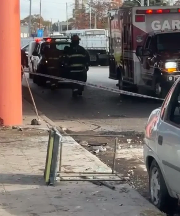 Bomberos voluntarios trajabajando debajo del puente