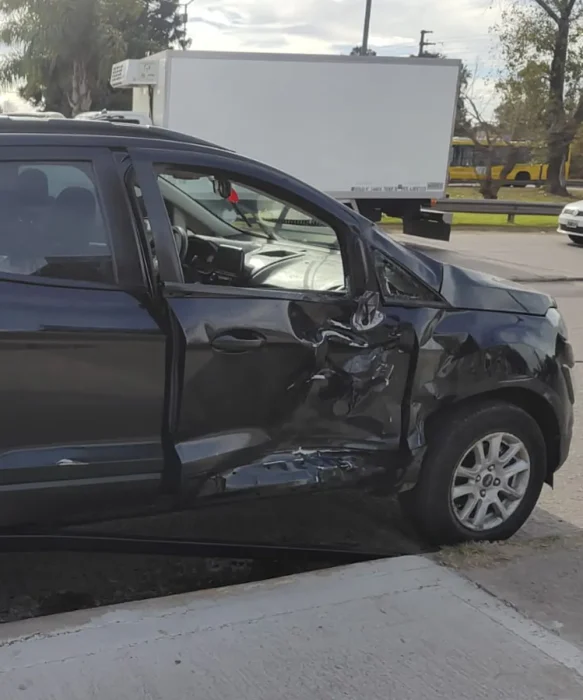 auto abollado tras recibir el impacto del tanque de combustible del cami&oacute;n