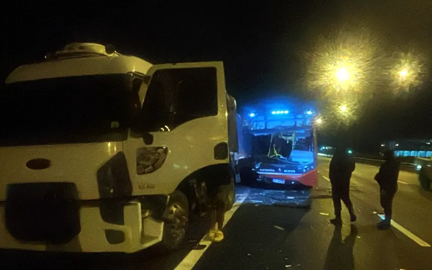 Choque entre un colectivo de la línea 60 y un camión en Panamericana
