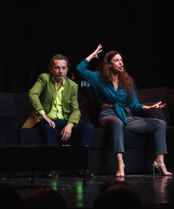 Dramarica escena en la presentacion de  obra E Divorcio del a&ntilde;o,