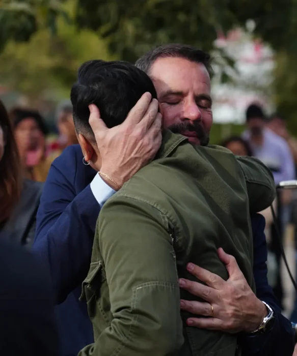 El intendente abraza a Diego Gonz&aacute;lez, hijo del veterano de guerra homenajeado