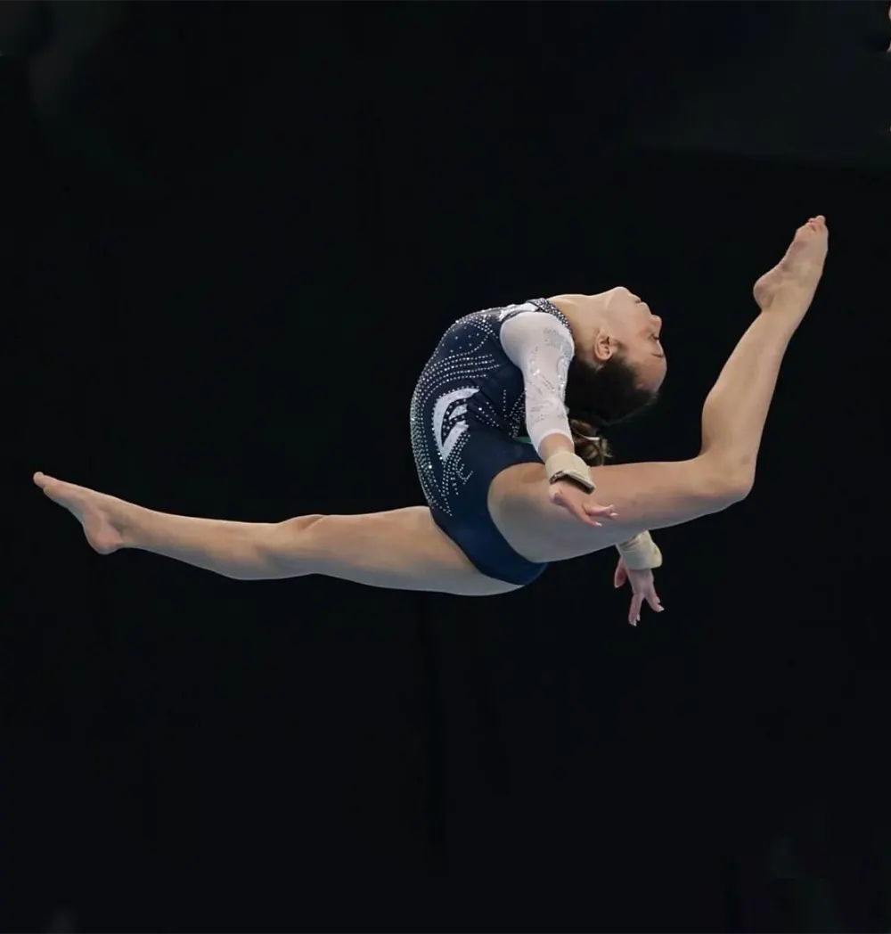 La gimnasta escobarense Martina Begnes en plena competencia en Brasil