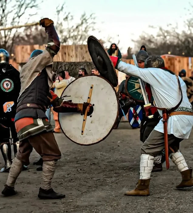 Dos guerreos medievales en posici&oacute;n de defensa, una escena en la feria medieval.