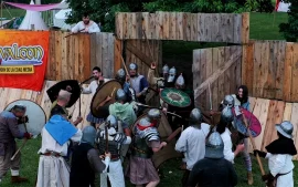 Defensa de un fuerte medieval con soldados en posición de combate.