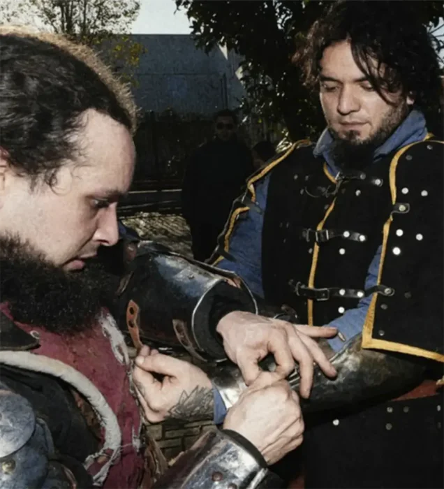 Participantes caracterizados como personajes con vestimenta de &eacute;poca.