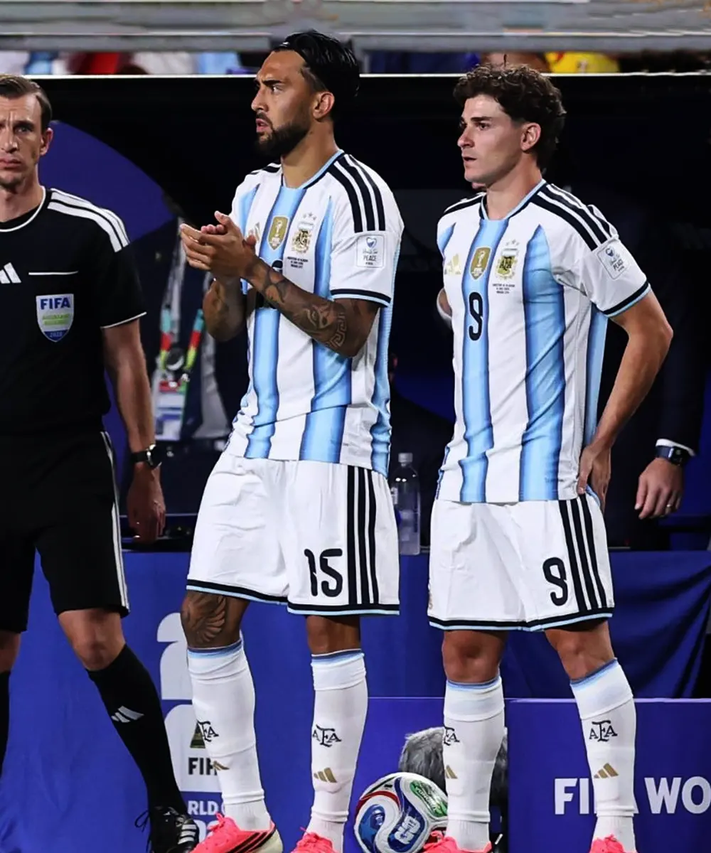 Nicol&aacute;s Gonz&aacute;lez y Juli&aacute;n &Aacute;lvarez, a punto de entrar a la cancha