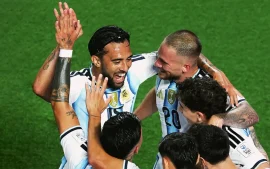Nicolás González festeja un gol junto a sus compañeros
