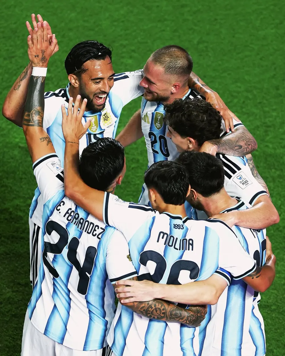 Nicol&aacute;s Gonz&aacute;lez, Messi y otros jugadores celebran el tercer gol argentino