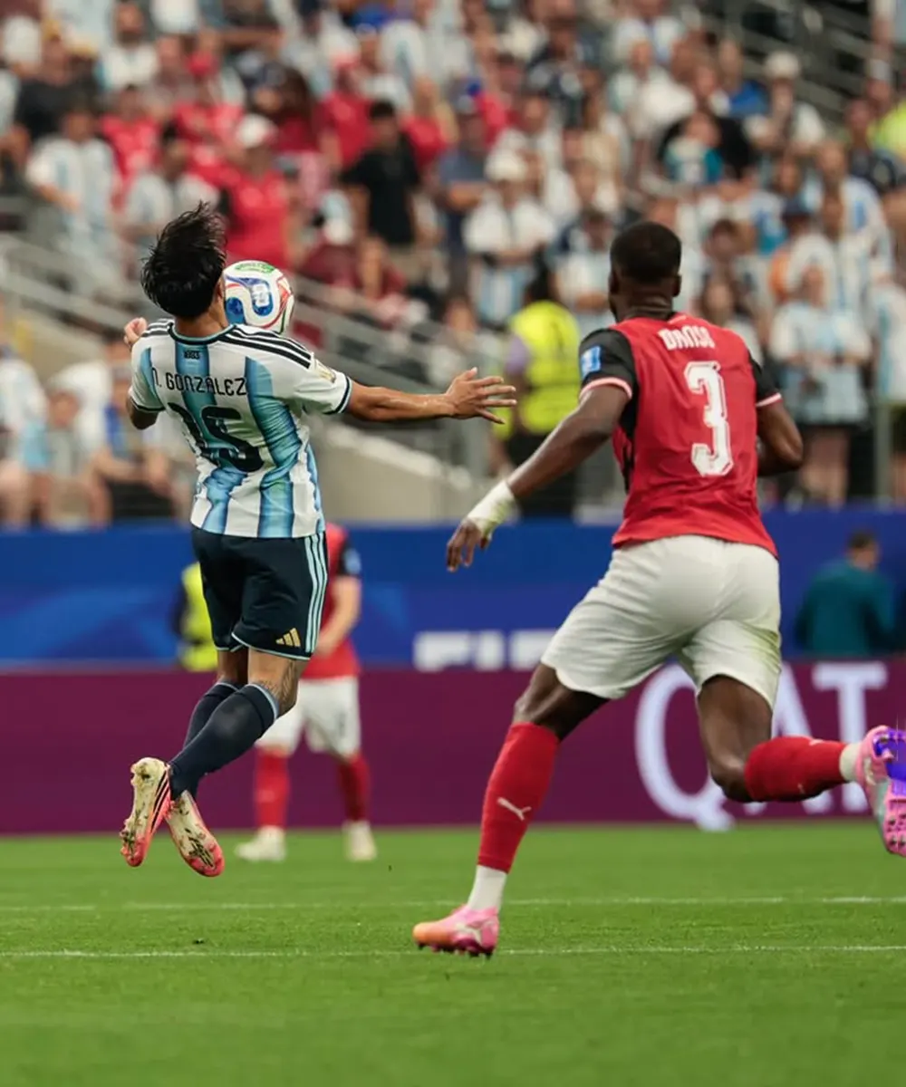 Nicolás González controla de pecho la pelota
