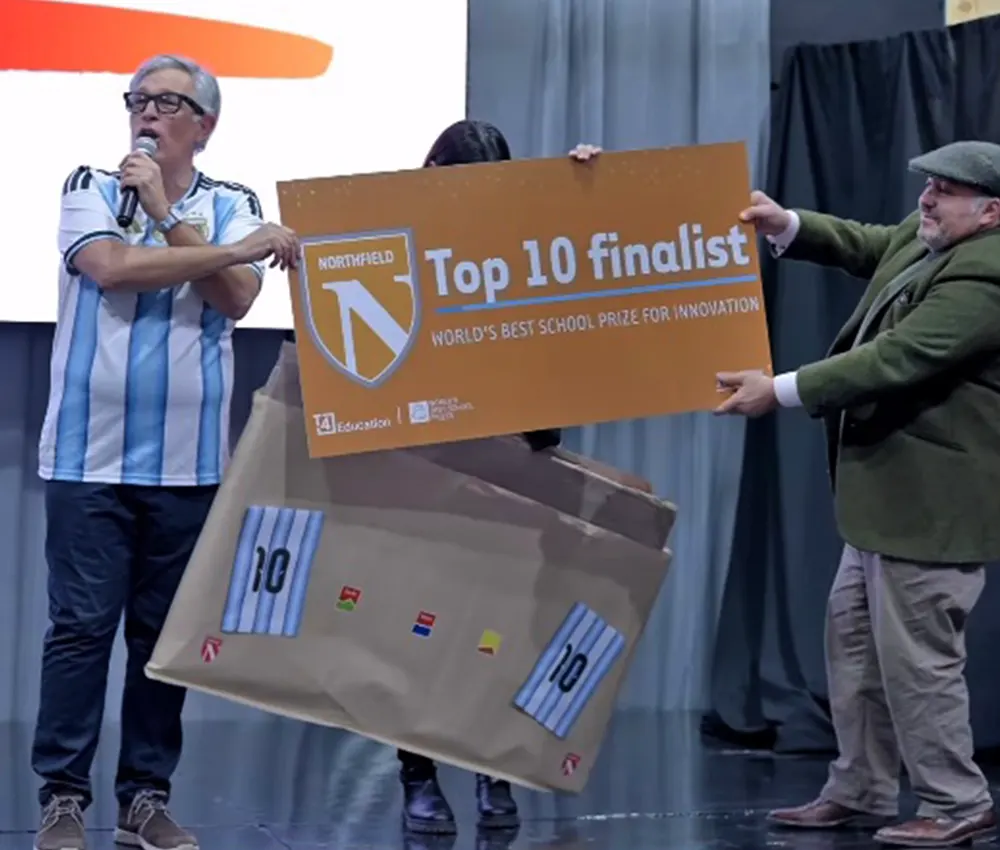 Autoridades del Northfield School Campus Puertos celebran su clasificaci&oacute;n a la final del Mundial de Escuelas