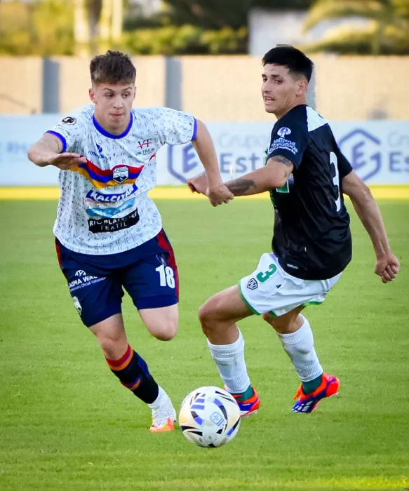 P&eacute;rez, delantero de Deportivo Armenio, durante el partido frente a Defensores Unidos.