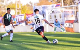 Octavio Pérez marcando su primer gol en Primera con Deportivo Armenio
