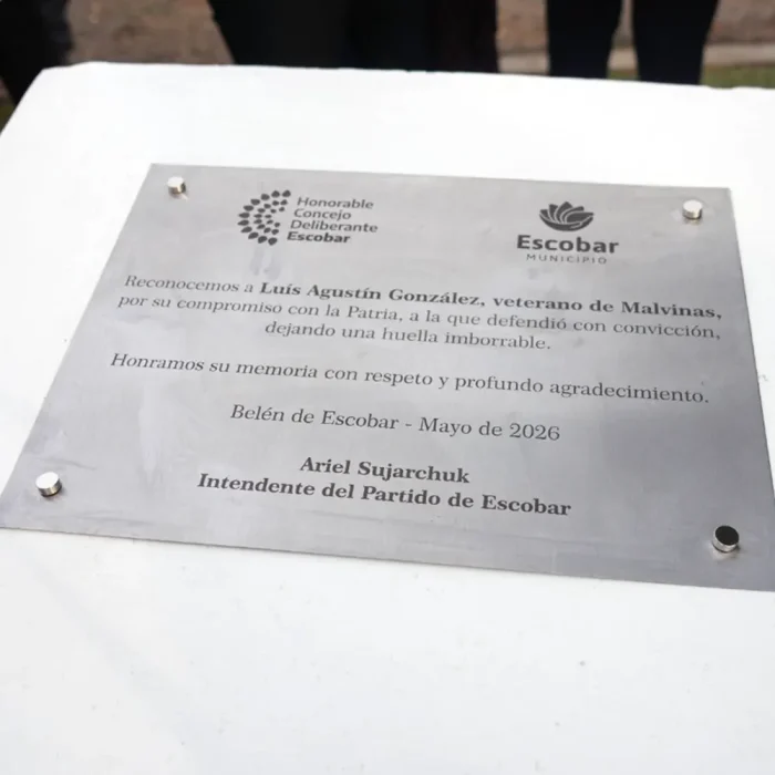 Placa en homenaje a Luis Agust&iacute;n Gonz&aacute;lez, h&eacute;roe de las Malvinas. 