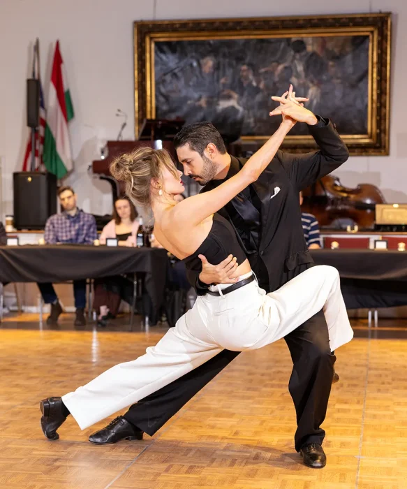Mart&iacute;n Almir&oacute;n durante una presentaci&oacute;n de tango en Nueva York