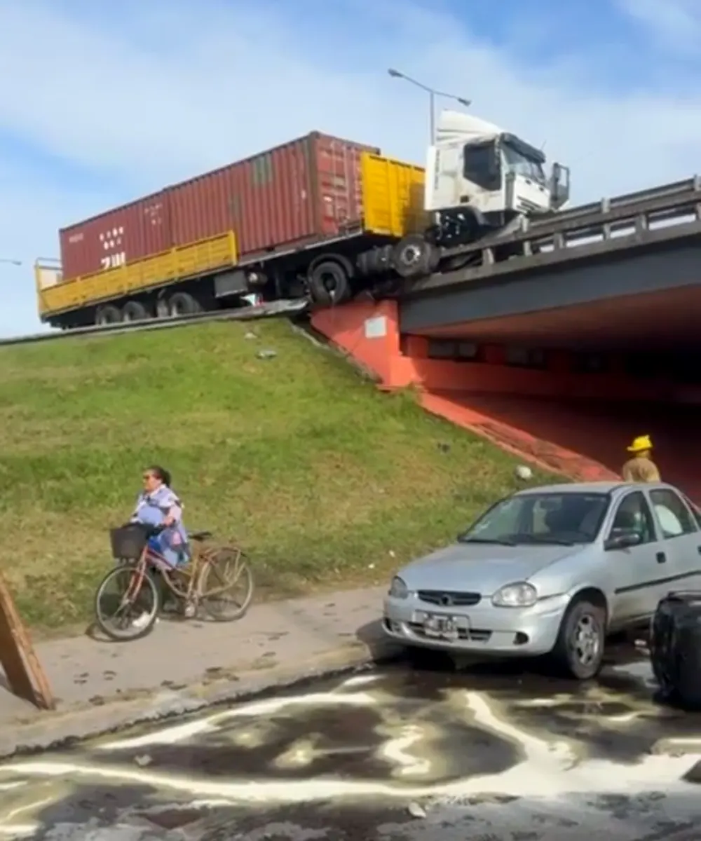 parte del cami&oacute;n suspendida en el aire arriba del puente