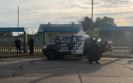 Agentes municipales en la estación de Garín por la muerte de un hombre de 70 años.