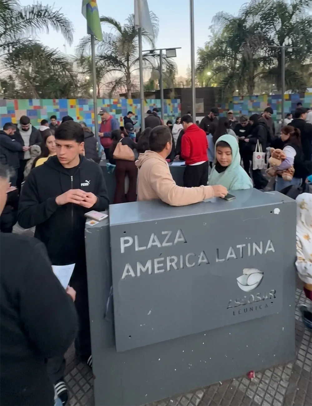 Decenas de personas asistieron a la plaza de las Banderas para canjear figuritas del Mundial.