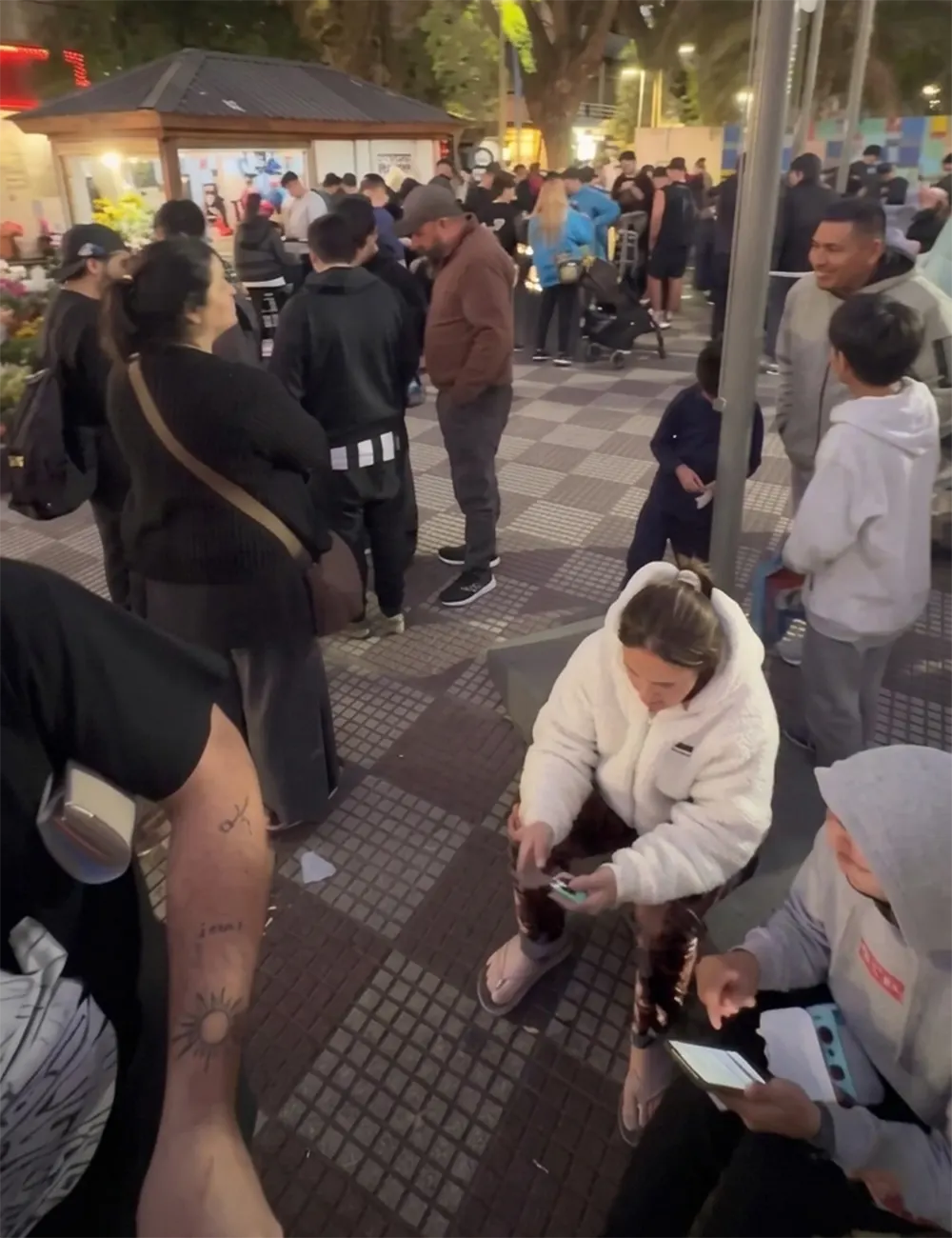 Personas canjeado las figuritas en la plaza de Escobar.