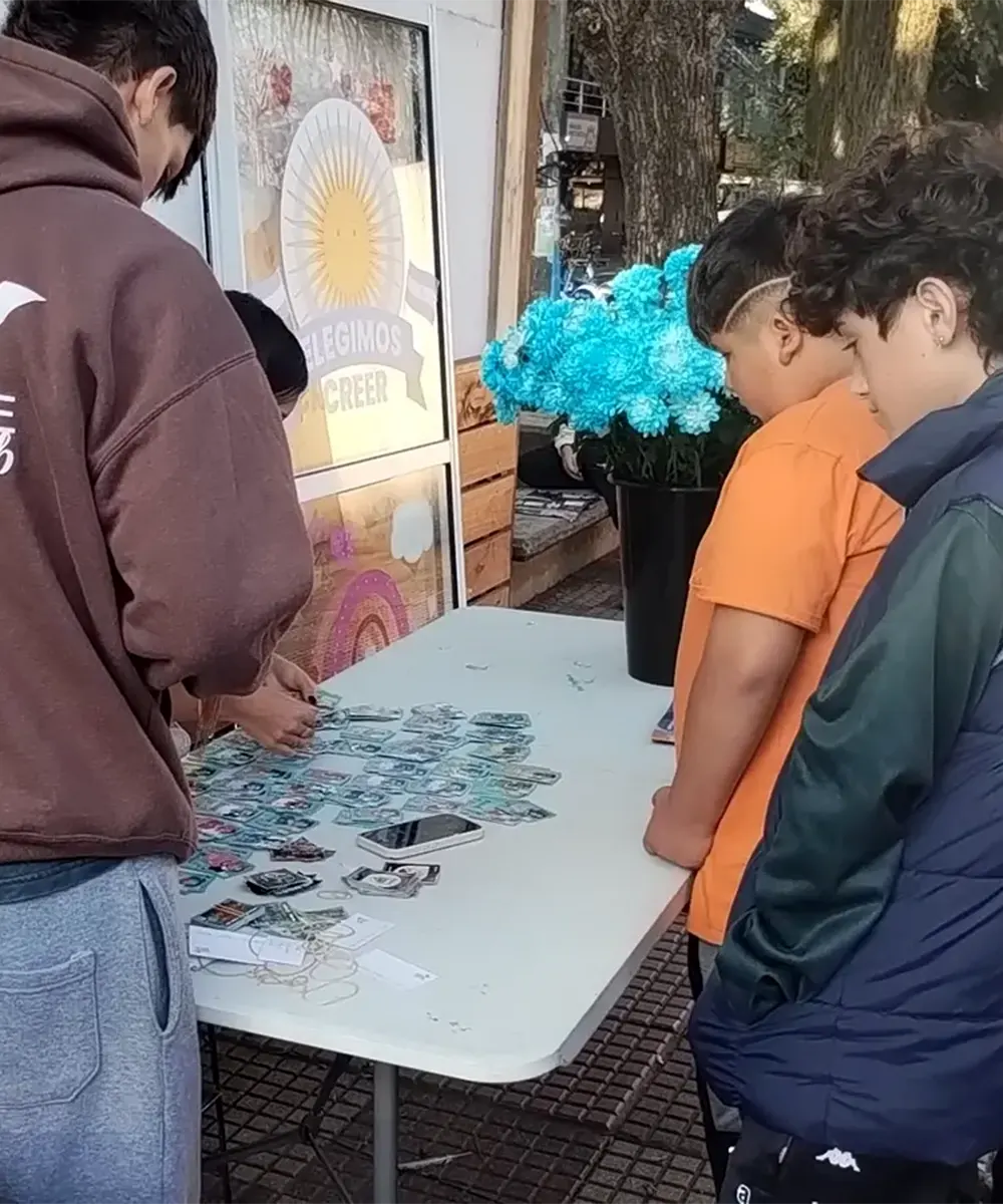 Chicos intercambiando figuritas  del Mundial 2026.