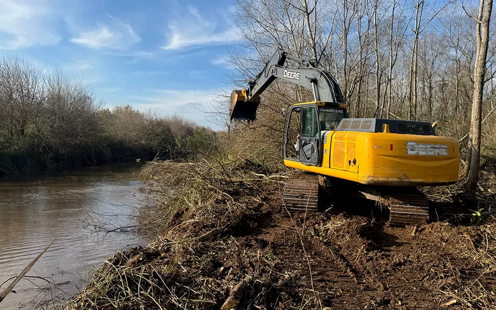 El Municipio y Consultatio intervienen un sector crítico del arroyo Escobar