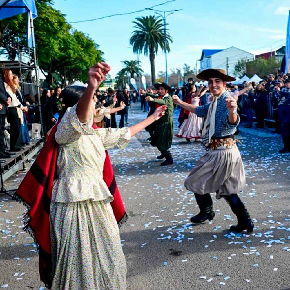 Bailes durante el acto en Gar&iacute;n por el D&iacute;a de la Bandera.
