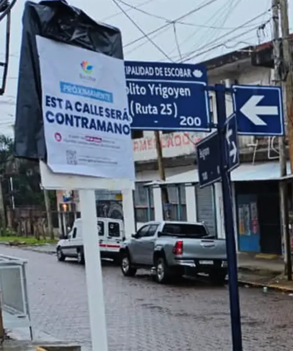 Carteler&iacute;a informativa colocada en una calle donde se realizar&aacute;n cambios en la circulaci&oacute;n.