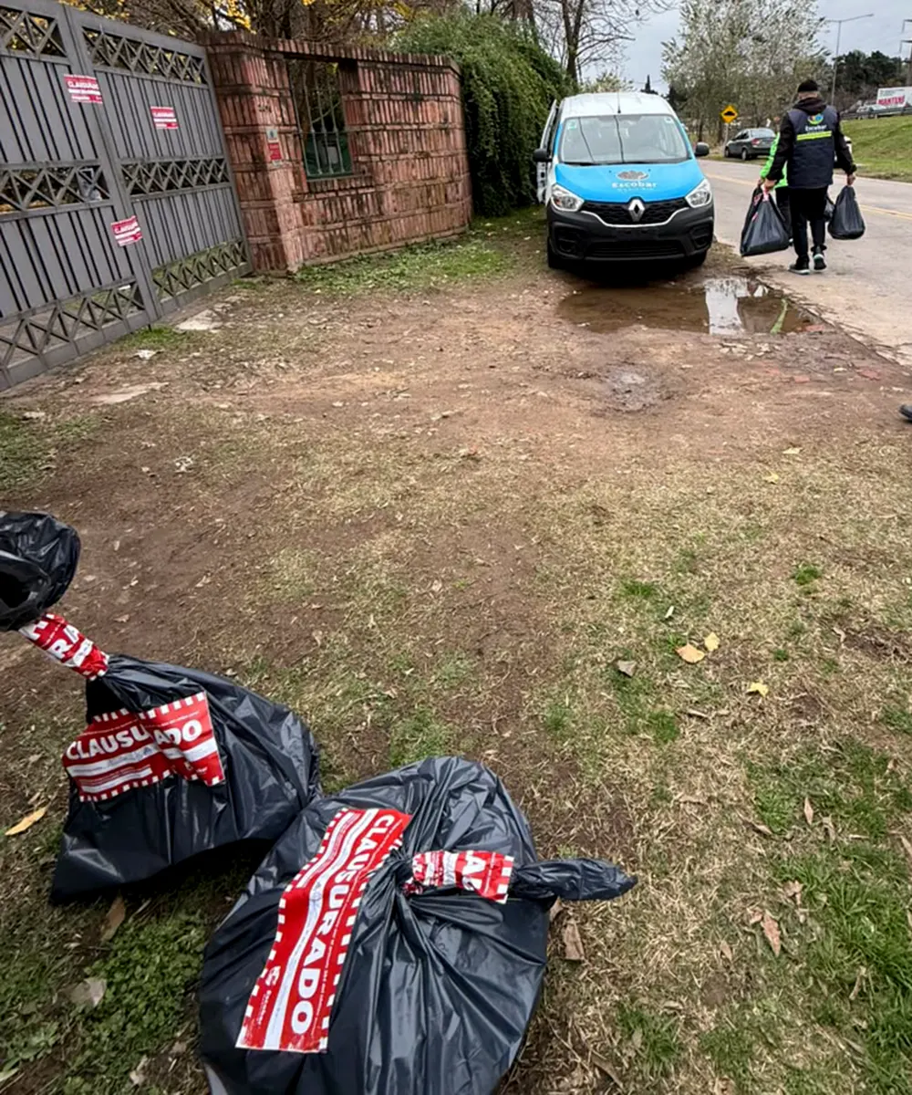 Personal municipal retirando los elementos encontrados en el centro.