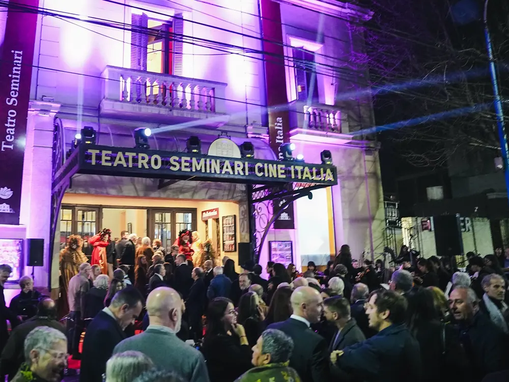 La entrada del teatro Seminari colmada de gente.