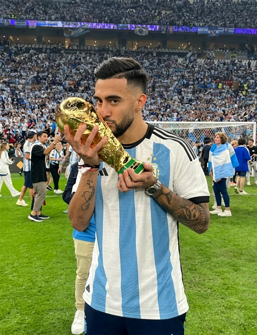 Gonz&aacute;lez con la copa del mundial 2022.