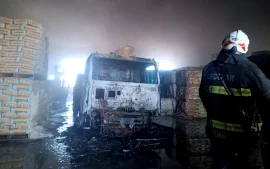 Incendió de un camión dentro del corralón Nueva Casa.
