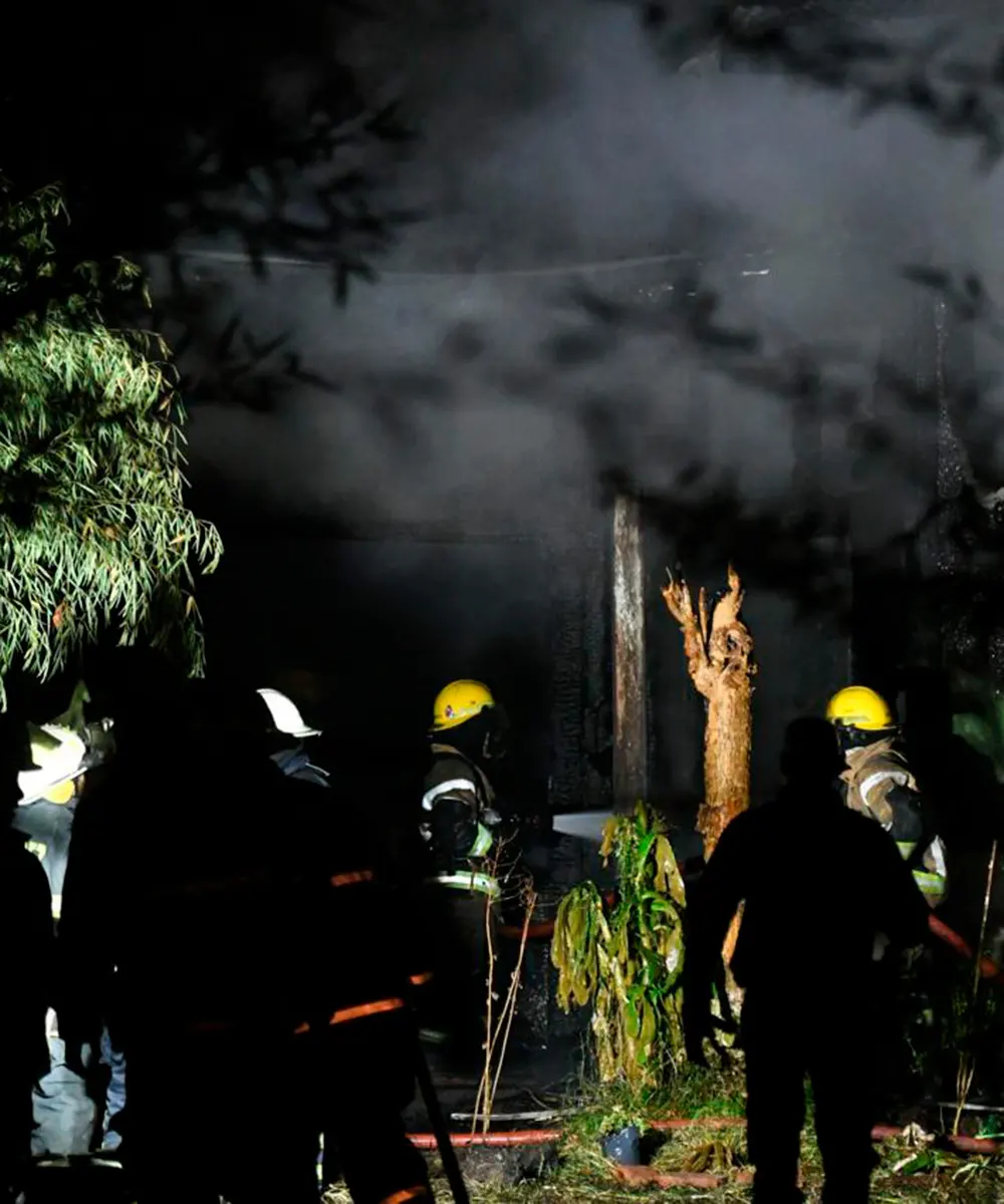 Personal de emergencias durante lel incendio de la vivienda en Maschwitz