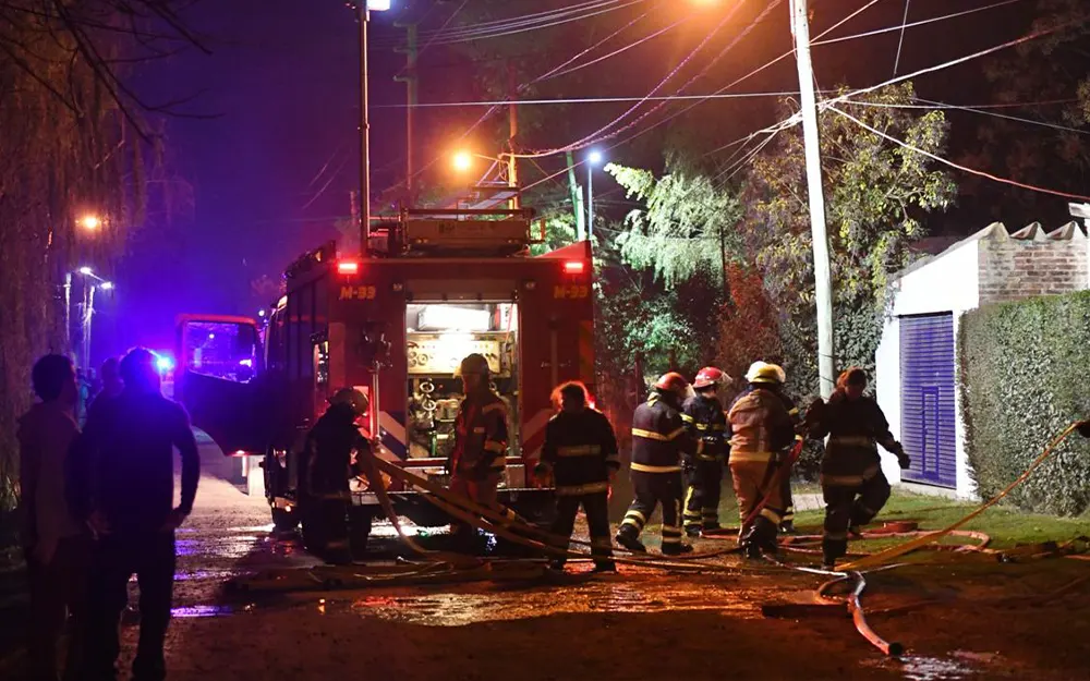 Una vivienda en Ingeniero Maschwitz, quedó totalmente destruida por un voraz incendio.