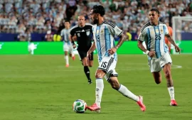 Nicolás González lleva la pelota en los pies ante Argelia